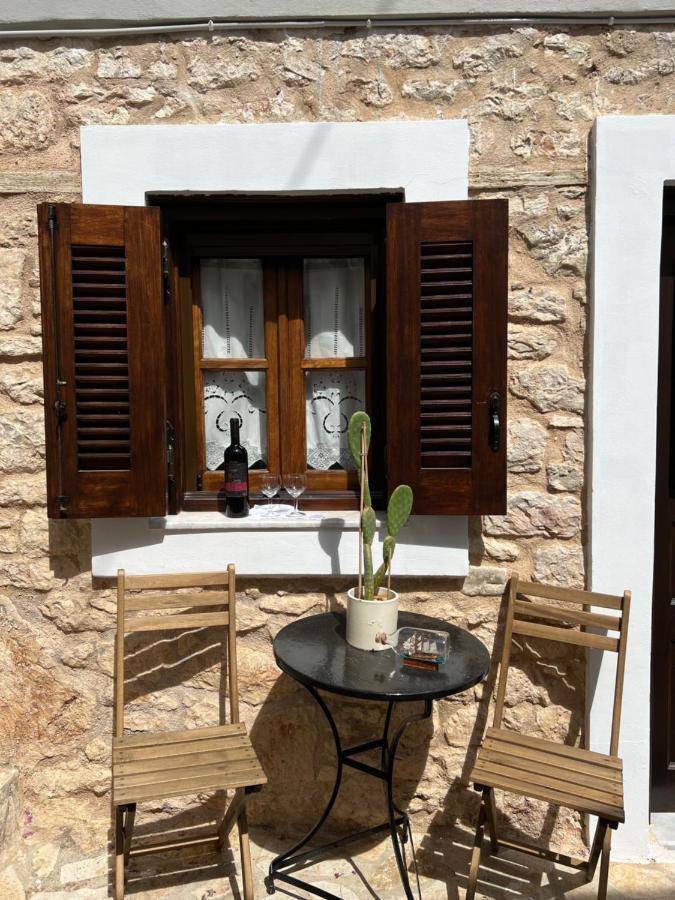 Luca'S Houses Chalki Town Екстериор снимка