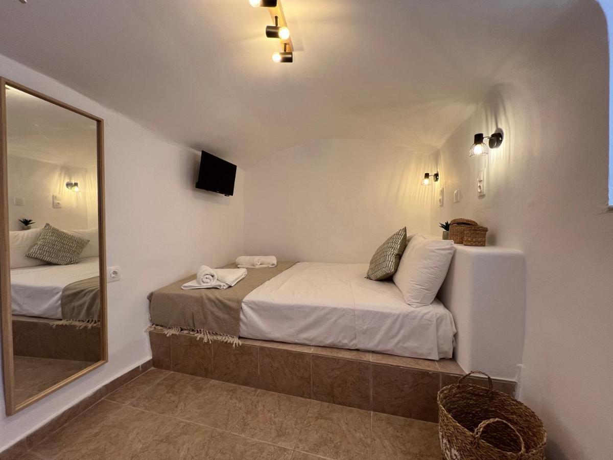 Luca'S Houses Chalki Town Екстериор снимка