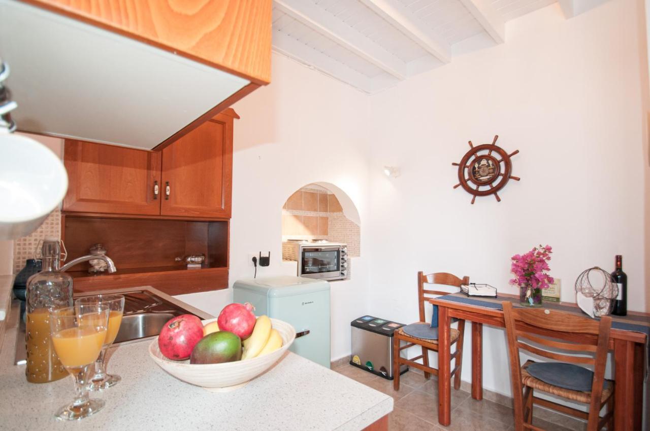 Luca'S Houses Chalki Town Екстериор снимка