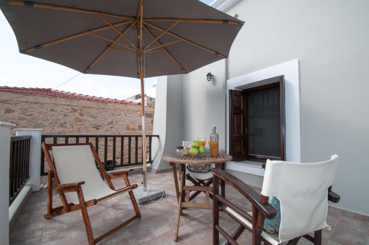 Luca'S Houses Chalki Town Екстериор снимка