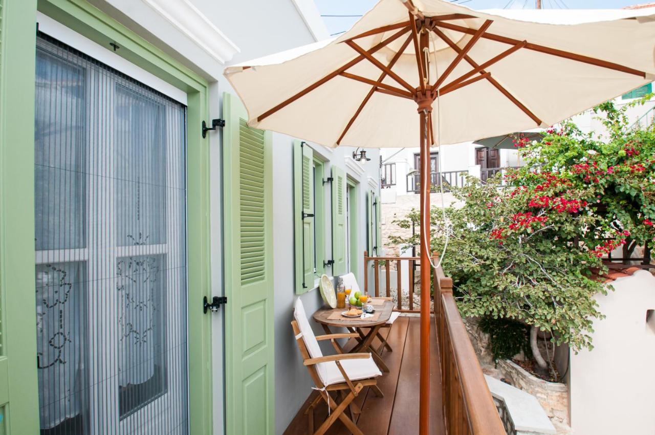 Luca'S Houses Chalki Town Екстериор снимка