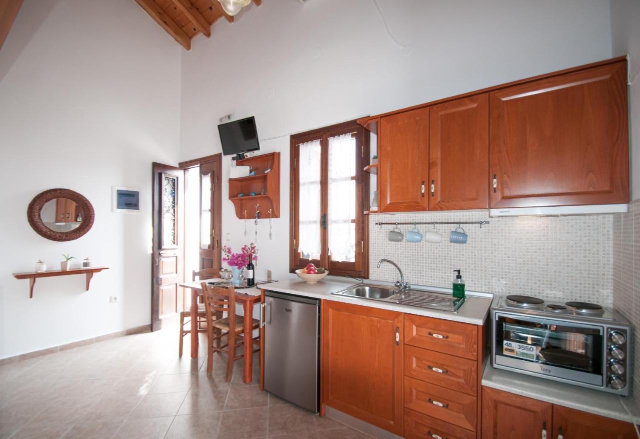 Luca'S Houses Chalki Town Екстериор снимка