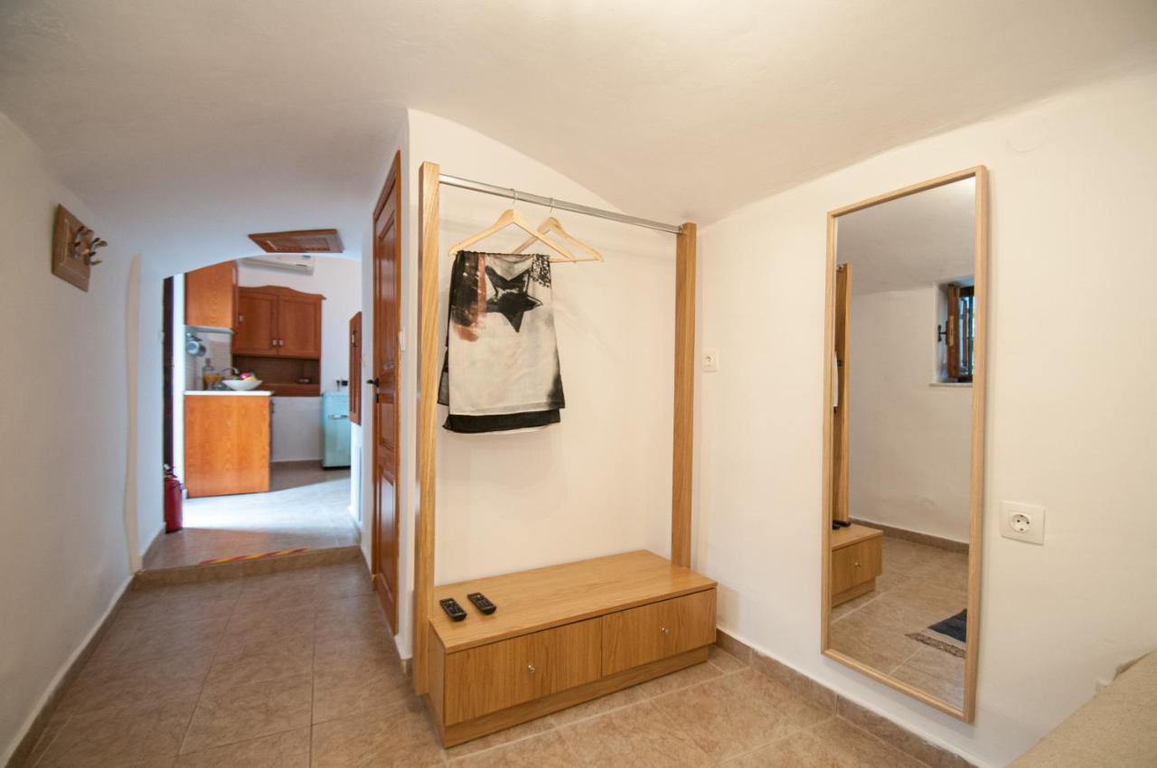 Luca'S Houses Chalki Town Екстериор снимка