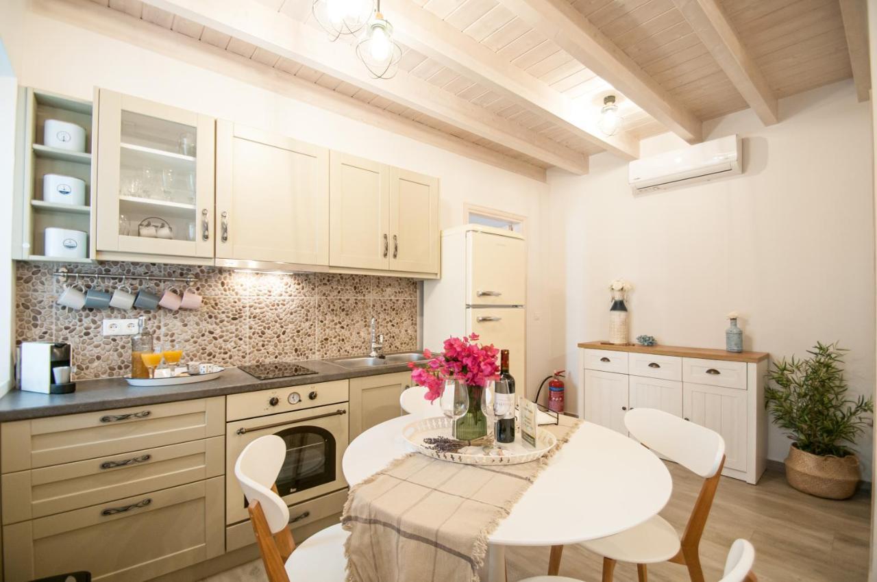 Luca'S Houses Chalki Town Екстериор снимка