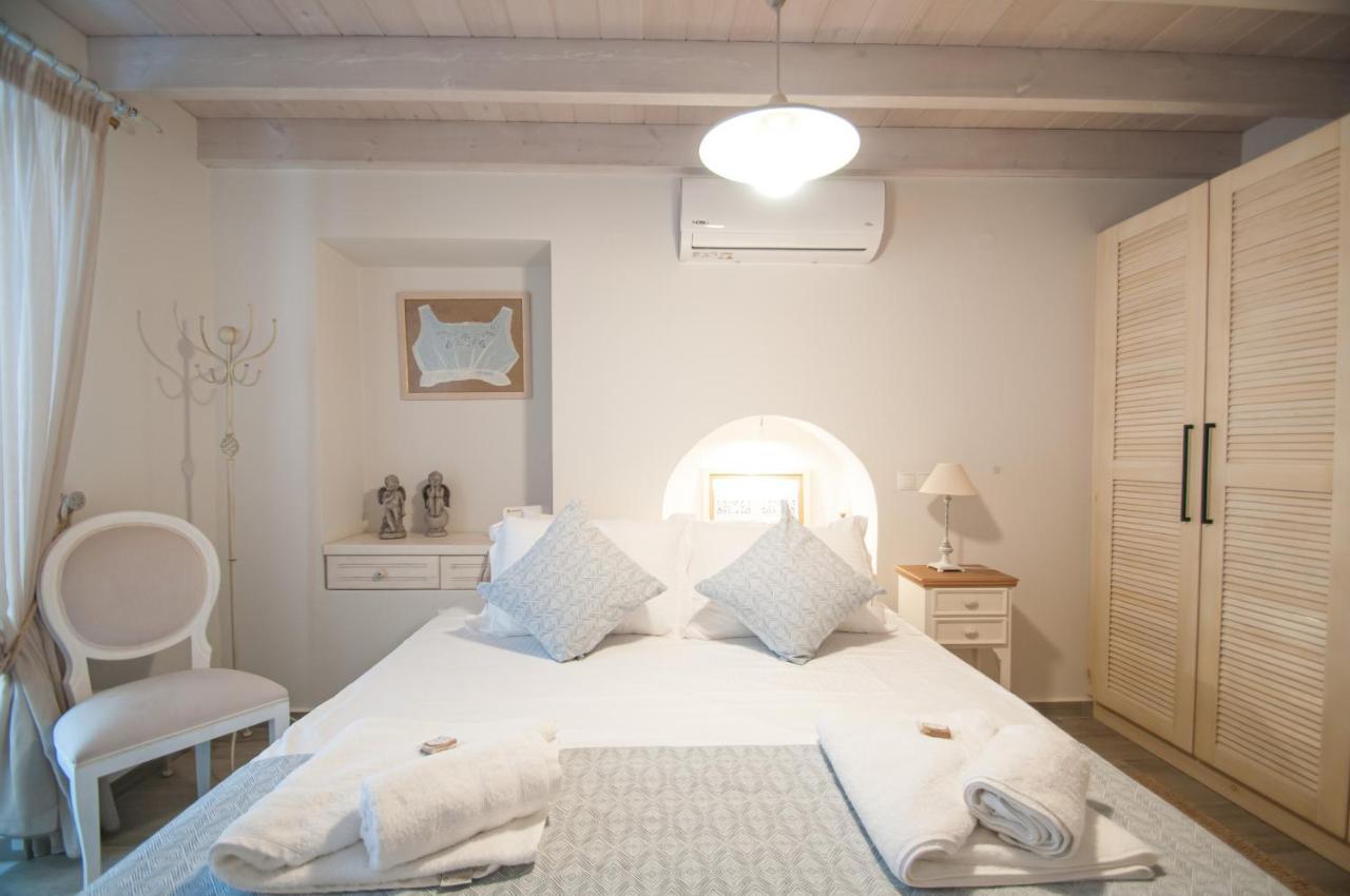 Luca'S Houses Chalki Town Екстериор снимка