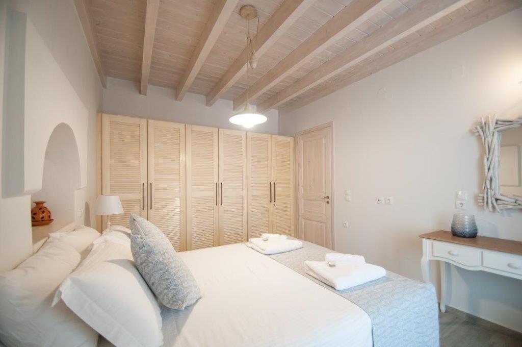 Luca'S Houses Chalki Town Екстериор снимка