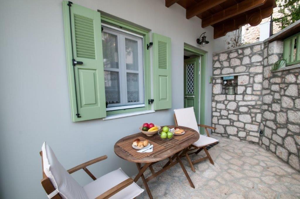 Luca'S Houses Chalki Town Екстериор снимка