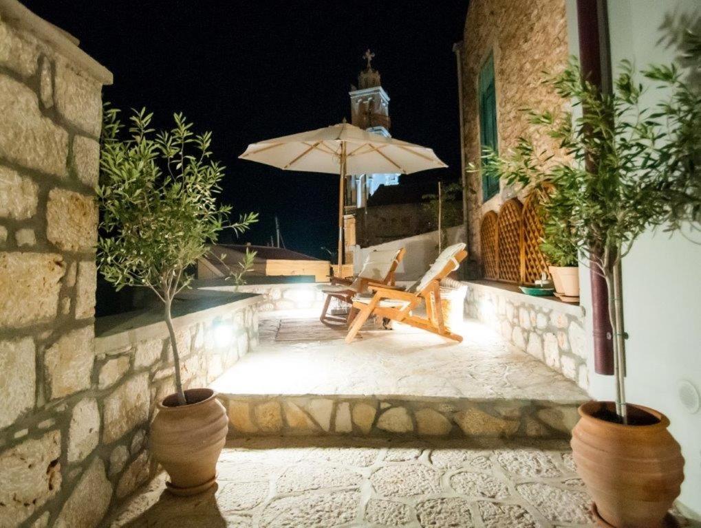 Luca'S Houses Chalki Town Екстериор снимка