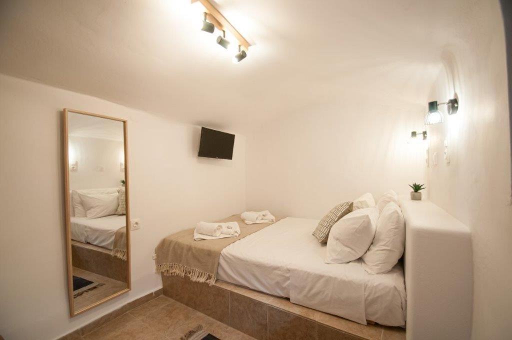 Luca'S Houses Chalki Town Екстериор снимка