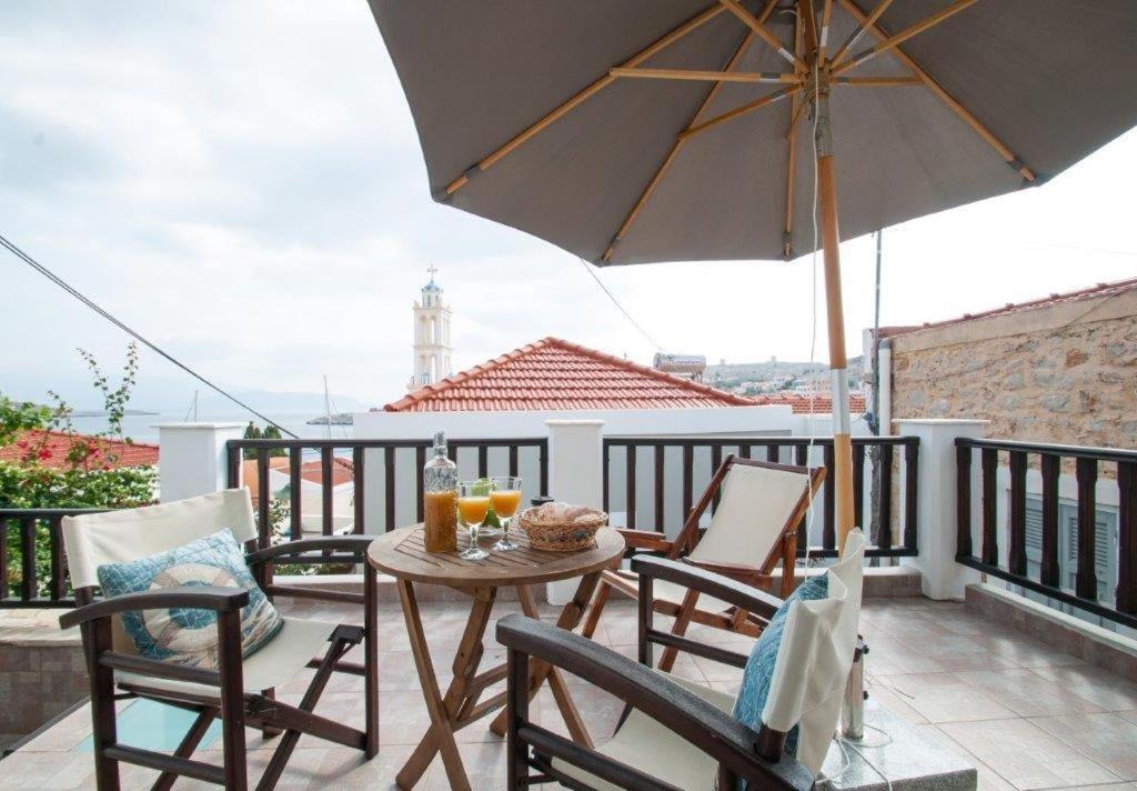 Luca'S Houses Chalki Town Екстериор снимка